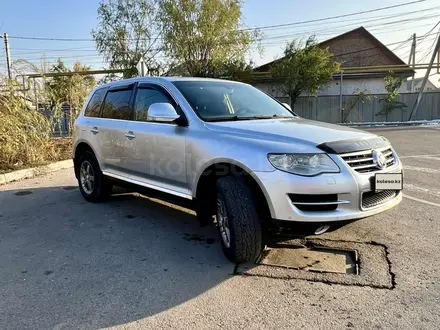 Volkswagen Touareg 2007 года за 6 500 000 тг. в Алматы – фото 8