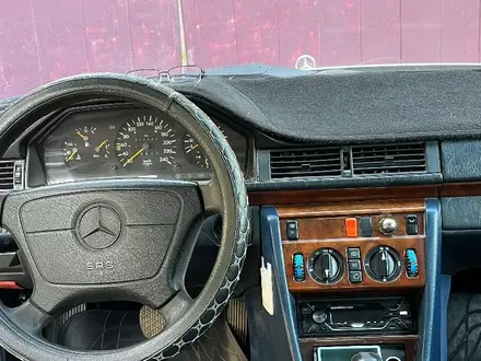 Mercedes-Benz E 220 1994 года за 1 800 000 тг. в Турара Рыскулова – фото 2