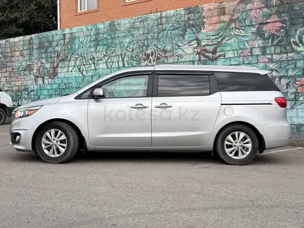 Kia Carnival 2017 года за 12 500 000 тг. в Алматы – фото 3