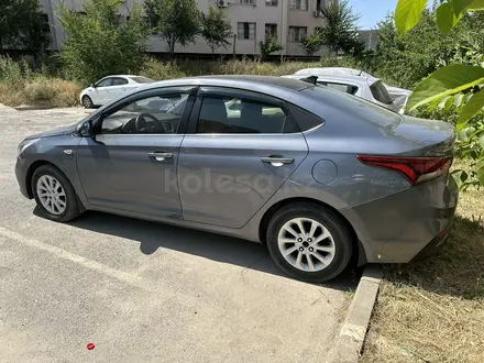 Hyundai Solaris 2018 года за 6 700 000 тг. в Шымкент – фото 3