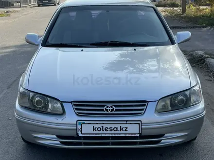 Toyota Camry 2000 года за 3 400 000 тг. в Алматы