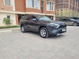 Toyota RAV4 2023 года за 15 300 000 тг. в Актау – фото 2