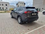 Toyota RAV4 2023 года за 15 300 000 тг. в Актау – фото 3
