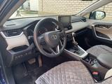 Toyota RAV4 2021 года за 14 900 000 тг. в Атырау – фото 2
