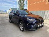 Toyota RAV4 2021 года за 14 900 000 тг. в Атырау