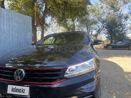 Volkswagen Passat 2018 года за 3 500 000 тг. в Уральск – фото 6