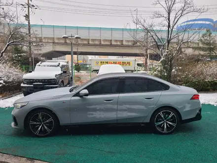 BMW 530 XDrive 2023 года за 31 623 200 тг. в Алматы – фото 4