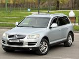 Volkswagen Touareg 2007 года за 6 900 000 тг. в Алматы – фото 2