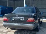 Mercedes-Benz E 220 1993 года за 2 400 000 тг. в Тараз – фото 2