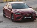 Toyota Camry 2021 года за 13 000 000 тг. в Жанаозен – фото 2