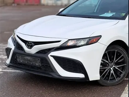 Toyota Camry 2022 года за 14 500 000 тг. в Актау – фото 2