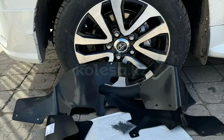 Пыльники передних колес Toyota Land Cruiser 200 за 30 000 тг. в Актобе