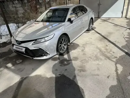 Toyota Camry 2021 года за 17 700 000 тг. в Семей – фото 2