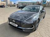 Hyundai Sonata 2022 года за 12 100 000 тг. в Уральск – фото 2