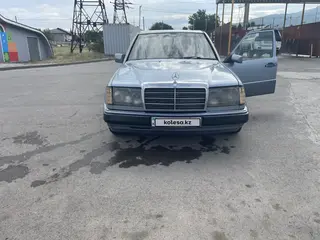 Mercedes-Benz E 230