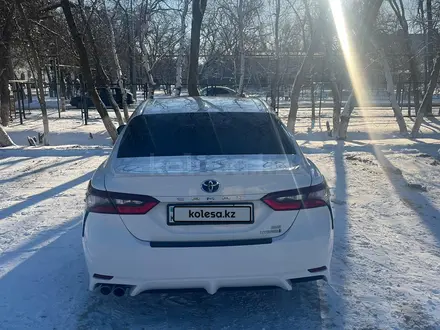 Toyota Camry 2021 года за 12 200 000 тг. в Аксай – фото 3