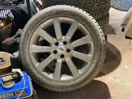 Диски с резиной на Range Rover за 250 000 тг. в Алматы