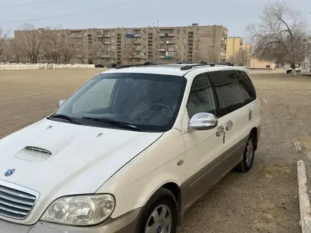 Kia Carnival 2002 года за 2 000 000 тг. в Байконыр