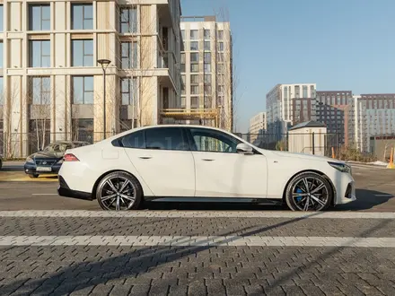 BMW 530 2025 года за 44 000 000 тг. в Алматы – фото 5