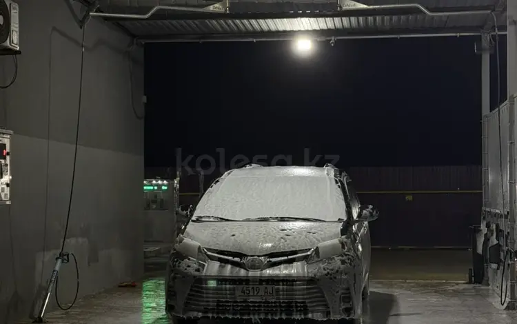 Toyota Sienna 2017 годаfor9 000 000 тг. в Актау