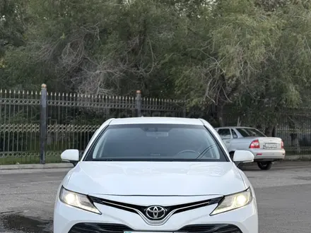 Toyota Camry 2018 года за 10 800 000 тг. в Павлодар – фото 2