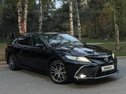 Toyota Camry 2021 года за 17 500 000 тг. в Алматы – фото 2