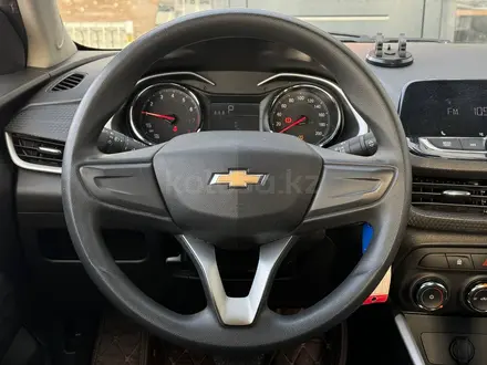 Chevrolet Onix 2022 года за 5 690 000 тг. в Караганда – фото 23