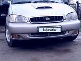 Kia Carnival 2000 года за 1 800 000 тг. в Жетысай – фото 4