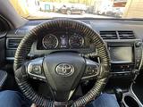 Toyota Camry 2015 года за 10 200 000 тг. в Актобе – фото 4