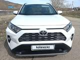 Toyota RAV4 2021 года за 16 390 000 тг. в Усть-Каменогорск – фото 2