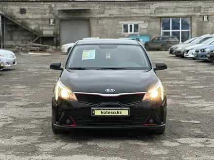 Kia Rio 2021 года за 8 190 000 тг. в Актобе – фото 2