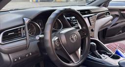Toyota Camry 2019 года за 9 900 000 тг. в Актау – фото 2