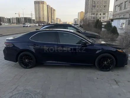 Toyota Camry 2021 года за 13 500 000 тг. в Актау – фото 2