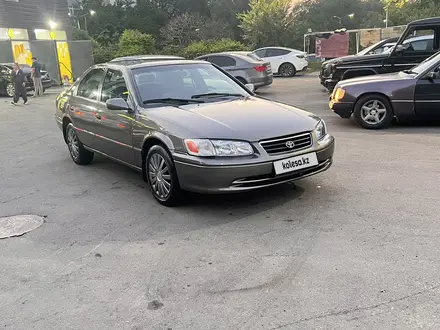 Toyota Camry 2000 года за 3 400 000 тг. в Алматы – фото 2