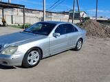 Mercedes-Benz S 320 1999 года за 2 300 000 тг. в Жезказган – фото 2