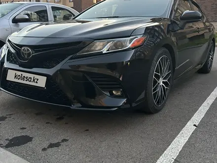 Toyota Camry 2018 года за 11 000 000 тг. в Астана – фото 2