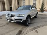 Volkswagen Touareg 2005 годаүшін5 500 000 тг. в Жезказган