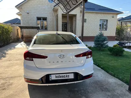 Hyundai Elantra 2019 года за 7 900 000 тг. в Шымкент – фото 4