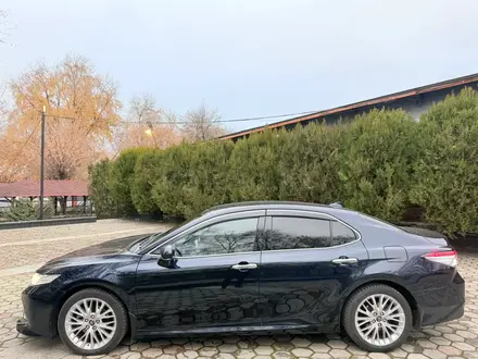 Toyota Camry 2018 года за 16 500 000 тг. в Алматы – фото 2