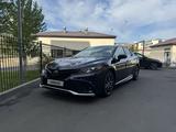 Toyota Camry 2021 года за 14 900 000 тг. в Астана – фото 2