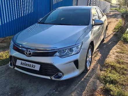 Toyota Camry 2015 года за 9 500 000 тг. в Атырау