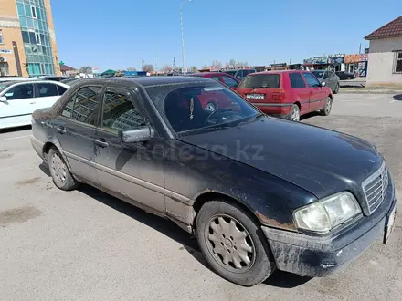 Mercedes-Benz C 180 1997 года за 1 400 000 тг. в Астана – фото 2