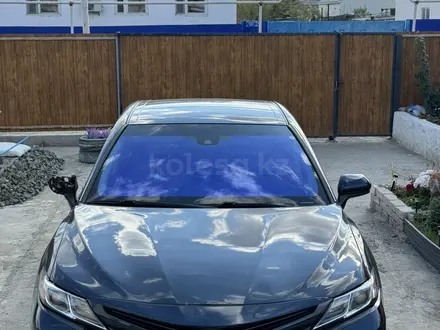 Toyota Camry 2018 года за 9 180 000 тг. в Атырау – фото 2