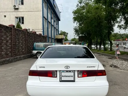 Toyota Camry 2000 года за 3 200 000 тг. в Алматы