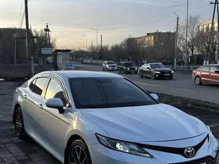 Toyota Camry 2021 года за 13 500 000 тг. в Караганда – фото 2