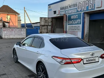Toyota Camry 2021 года за 13 500 000 тг. в Караганда – фото 4