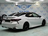 Toyota Camry 2021 годаfor16 800 000 тг. в Астана – фото 2