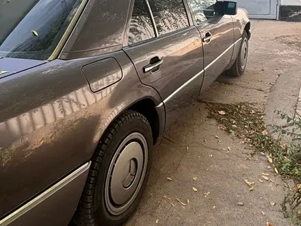 Mercedes-Benz E 230 1991 года за 2 300 000 тг. в Шымкент – фото 4