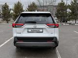 Toyota RAV4 2021 года за 13 000 000 тг. в Алматы