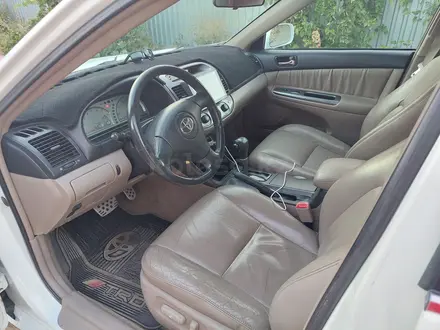 Toyota Camry 2004 года за 3 500 000 тг. в Атырау – фото 7